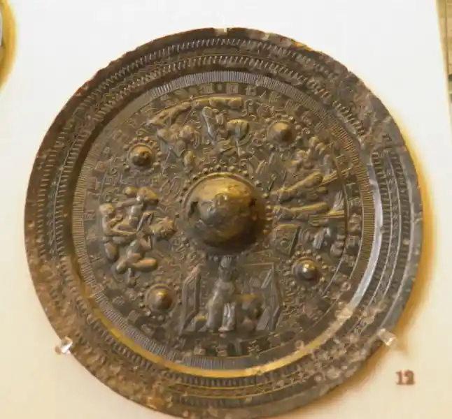 Bronze mirror decorated with historical figures, four-point